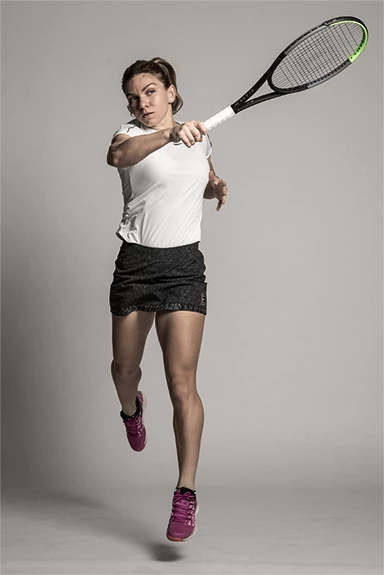 Simona Halep s tenisovými raketami Wilson Blade v7