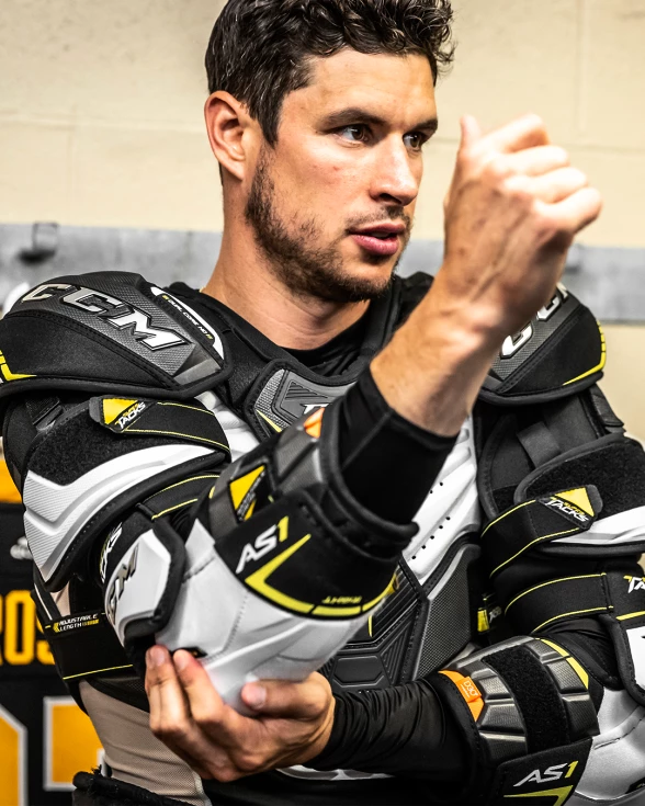 Sidney Crosby v hokejových chráničích CCM Tacks