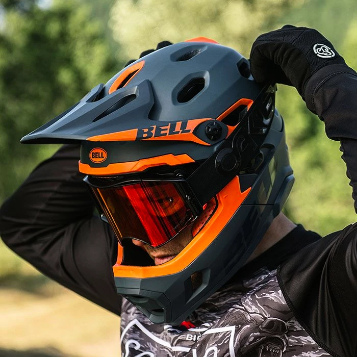 Cyklistická helma Bell  Super DH Spherical Mat/Glos Black